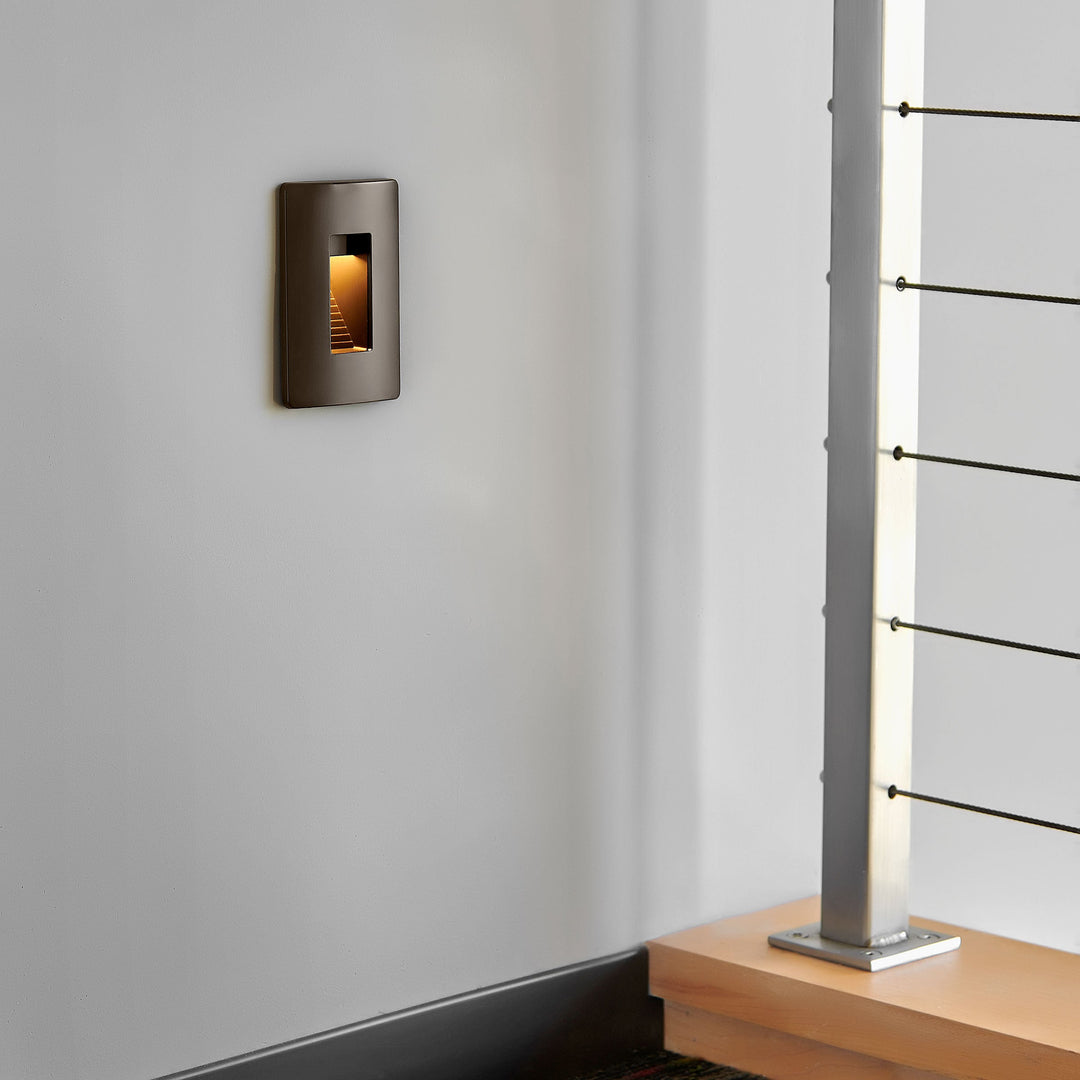 Hinkley Luna 120V Vertical Step Light (view 3)