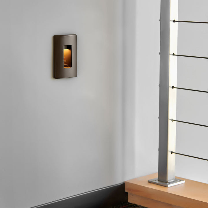 Hinkley Luna 120V Vertical Step Light (view 3)
